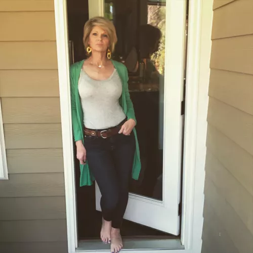 Tight GILF by gooningaccount