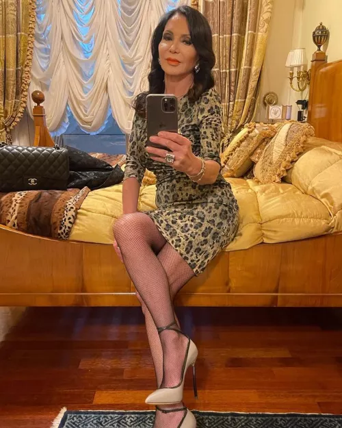 Tight Italian GILF by gooningaccount