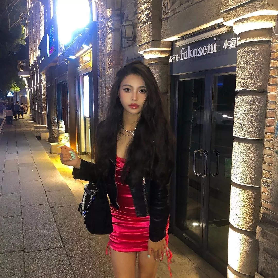 Tight little dress posted by Majestic_Painter8660