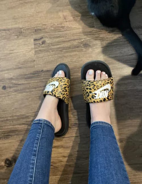 Time to show my toes off at the store ; ) by Healthy_Platypus_806