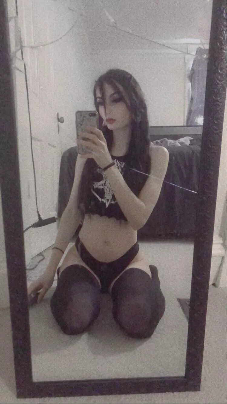 Tiny but cute 🖤 posted by mothbonesx