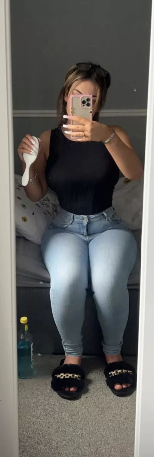 tiny waist 🥵 posted by explorer_indi