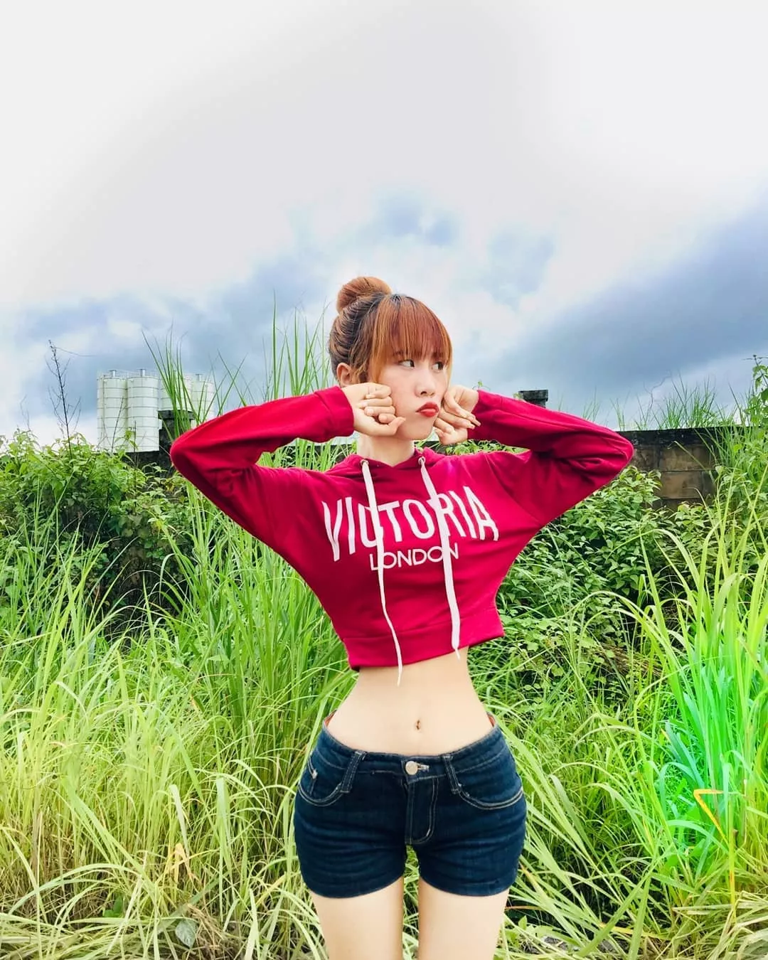 Tiny Waist posted by IzludePro