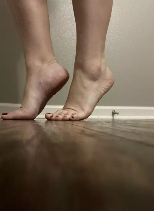 Tippy toes by fingers_toes_soles
