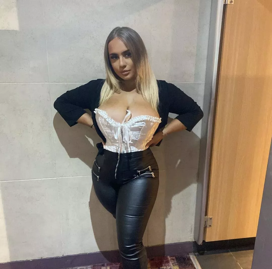 tits pushed up😍 posted by Excellent_Yogurt_925