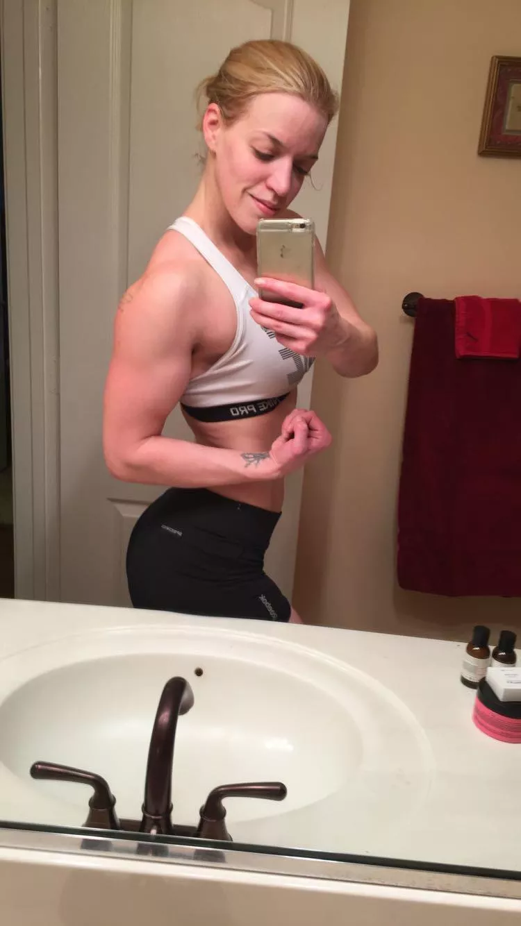 To quote Mugatu, I only have one look. And it’s the bicep flex posted by jessjesscscs