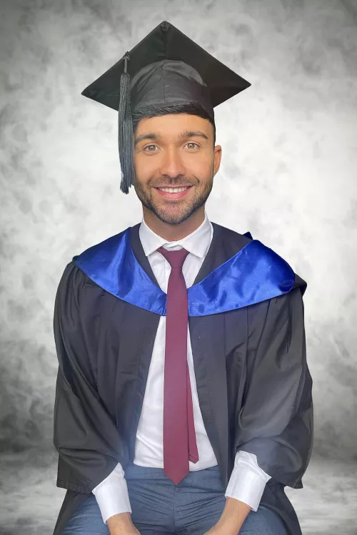 Today I graduated. Never thought I would get a degree… yet here I am! Always believe in yourself 😃 by bradtholym