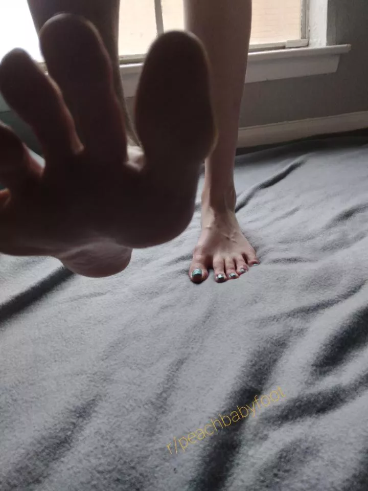 toes in your face friday posted by peachbabyfoot