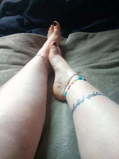 Toes or soles? What do you prefer to lick? DMs open by LittleMissDaintyFeet