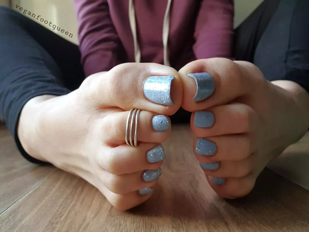 Toes that grip ☺ posted by Veganfootqueen