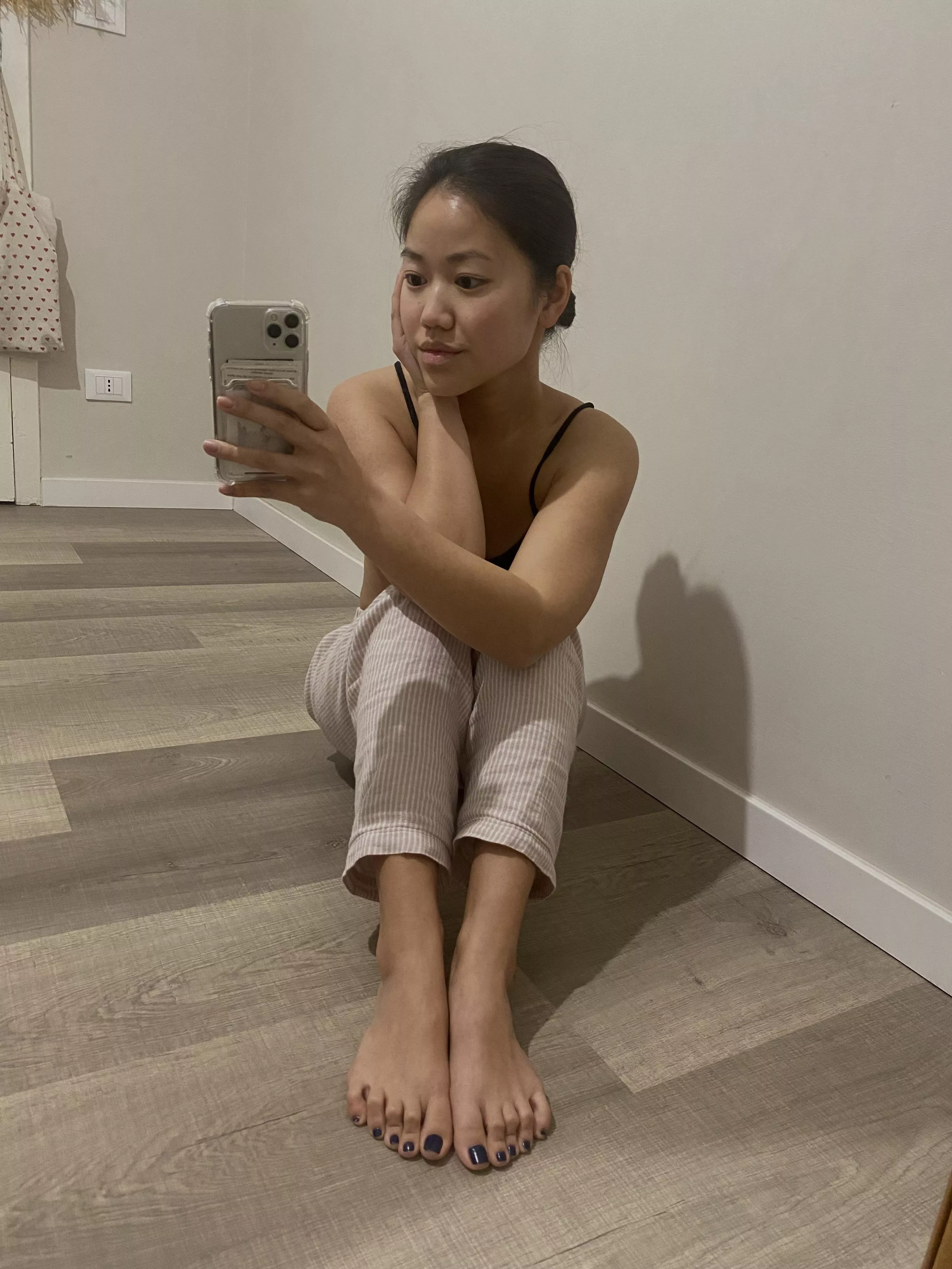 Toes waiting to be worshipped! posted by Pocahontas__mood