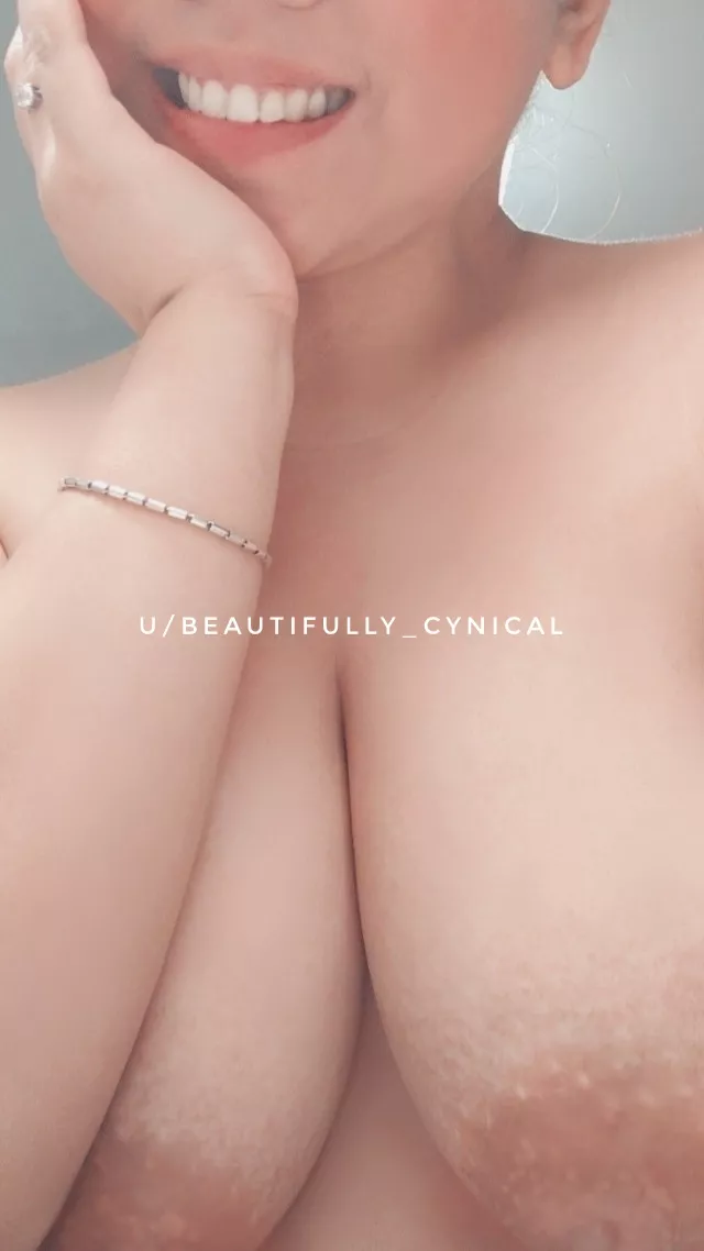 Told mysel(f) I will be resting this weekend in preparation for next week's ganap. But then again, duty calls and I can't say no. See you later, CAMANAVA. Let's rock n' rosas! 💋🤟🏼🌹💖 posted by Beautifully_Cynical