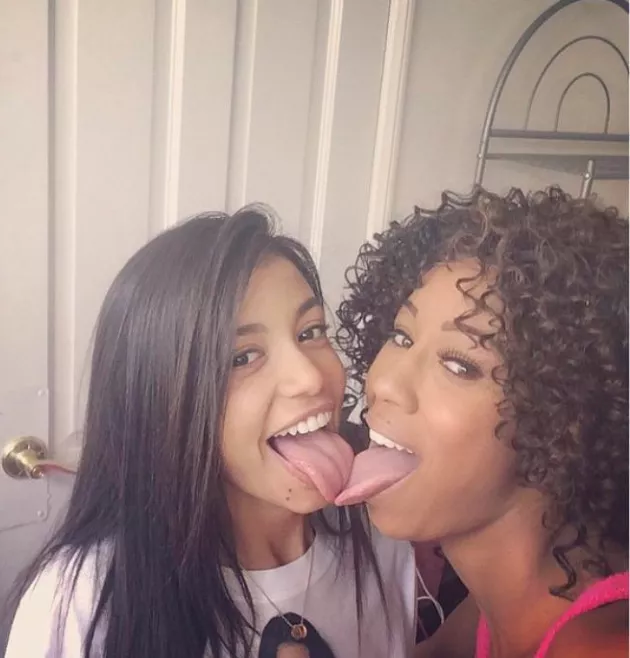 Tongue 2 tongue posted by Chaturbater1