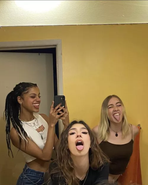 Tongue all out 👅 by NNNhardmodee