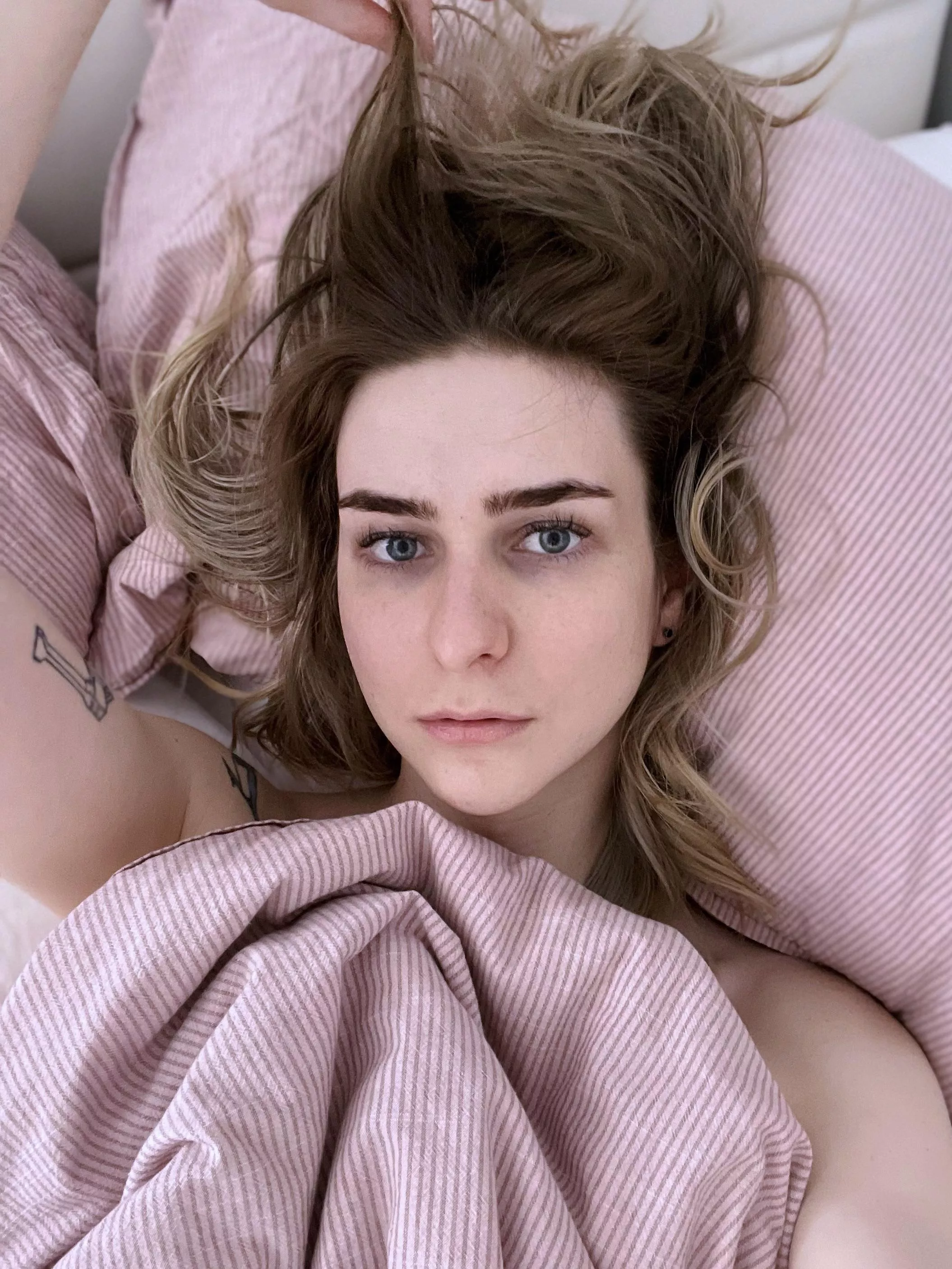 Too dysphoric to get out of bed but it won’t stop me lookin cute 😤 posted by Miss_Crows_Nest