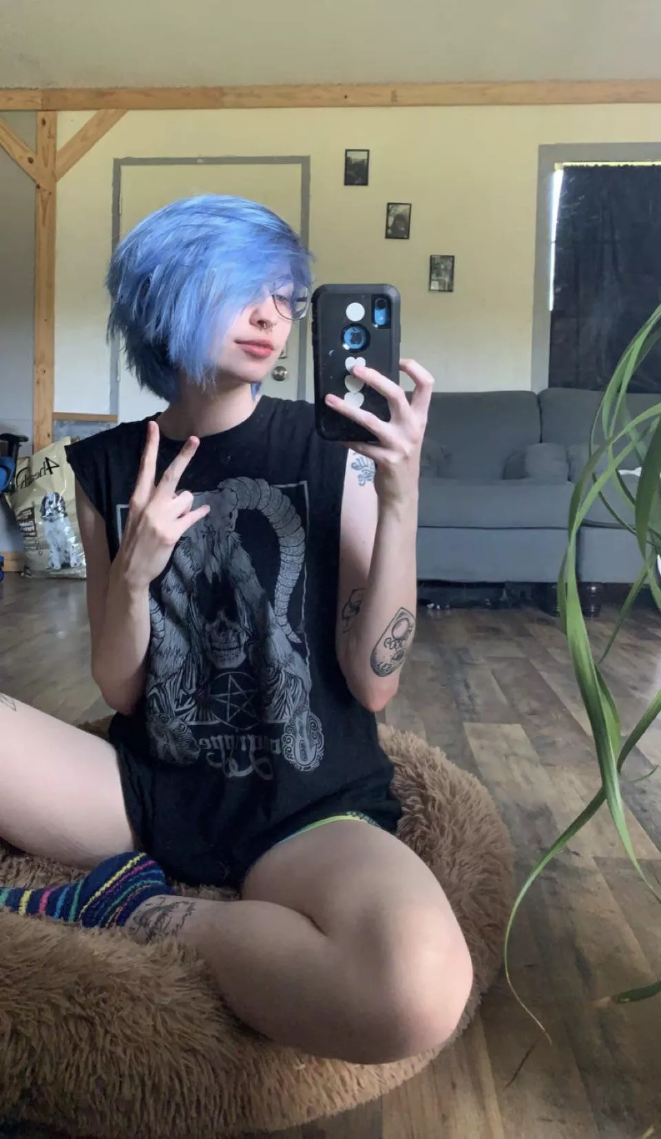 touched up my hair color and I’m feeling super cute & emo 🥰🖤 posted by dejectedwraith