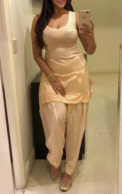 Traditional outfits always look better with no underwear on...🤭🧡 British Punjabi Indian [image] by knightrider69x