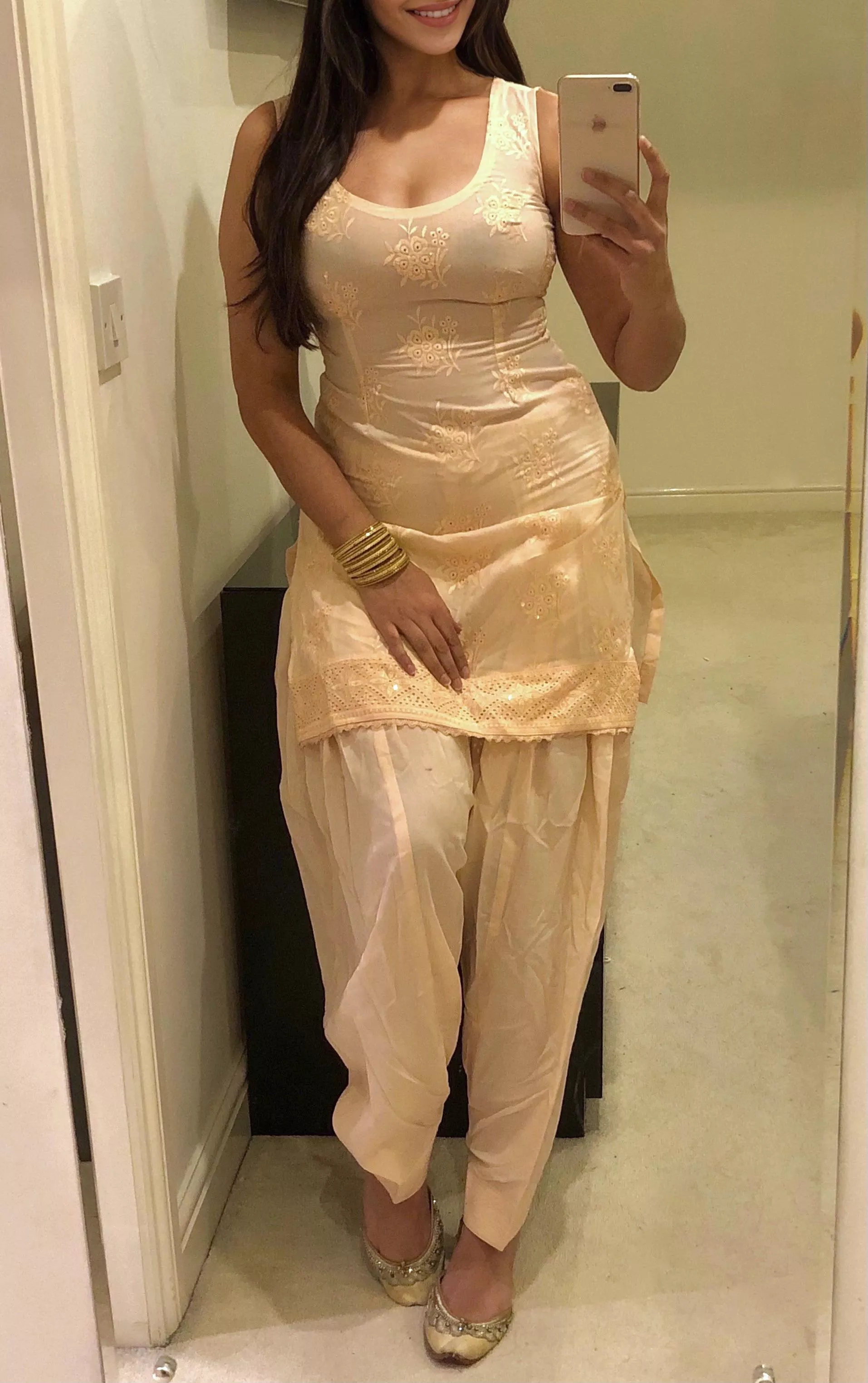 Traditional outfits always look better with no underwear on...🤭🧡 British Punjabi Indian [image] posted by knightrider69x