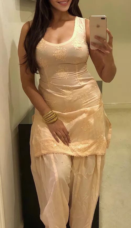 Traditional outfits always look better with no underwear on...🤭🧡 British Punjabi Indian by knightrider69x