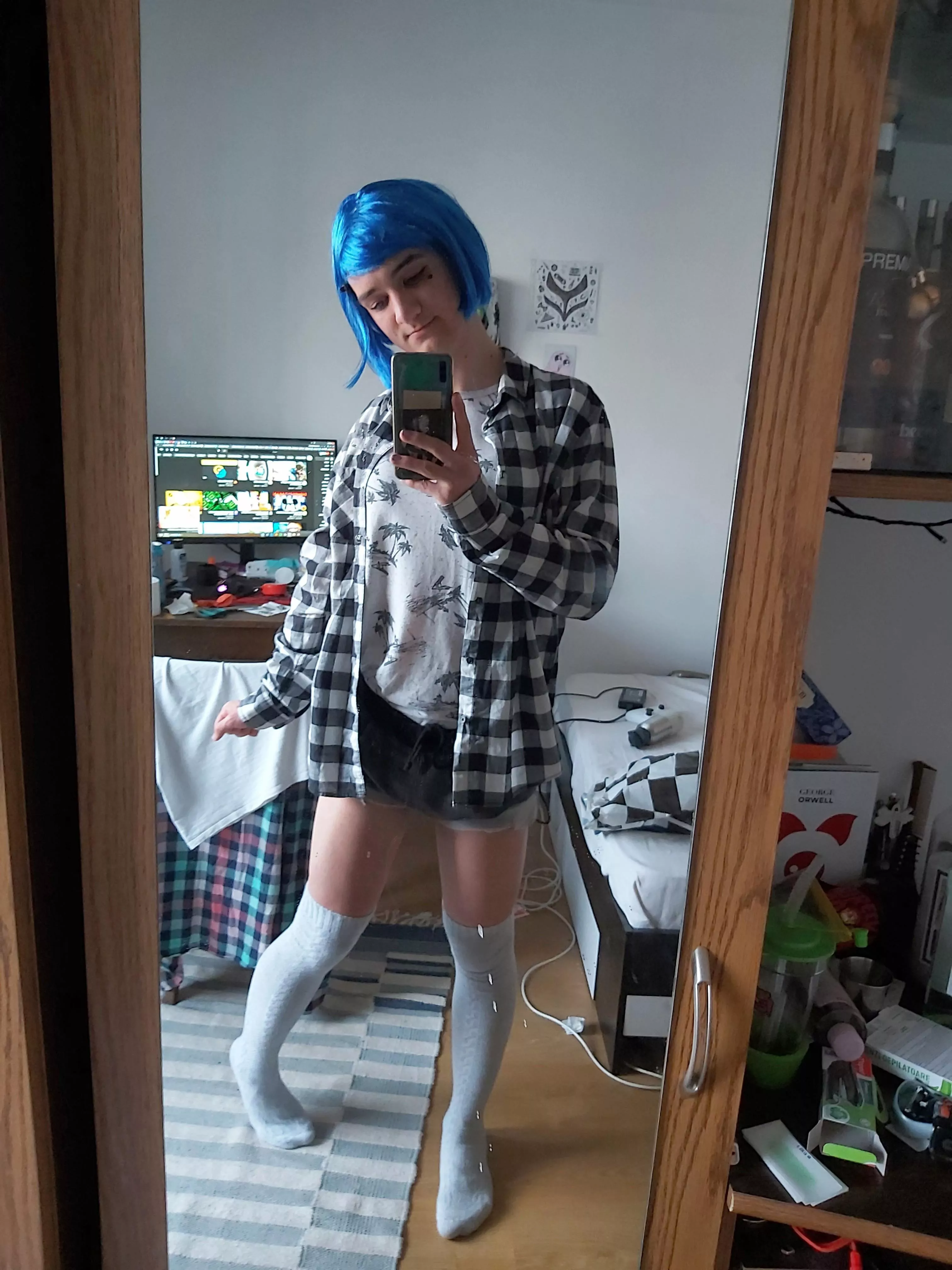 trying out shorts 🖤🤍 posted by Tom3skkk