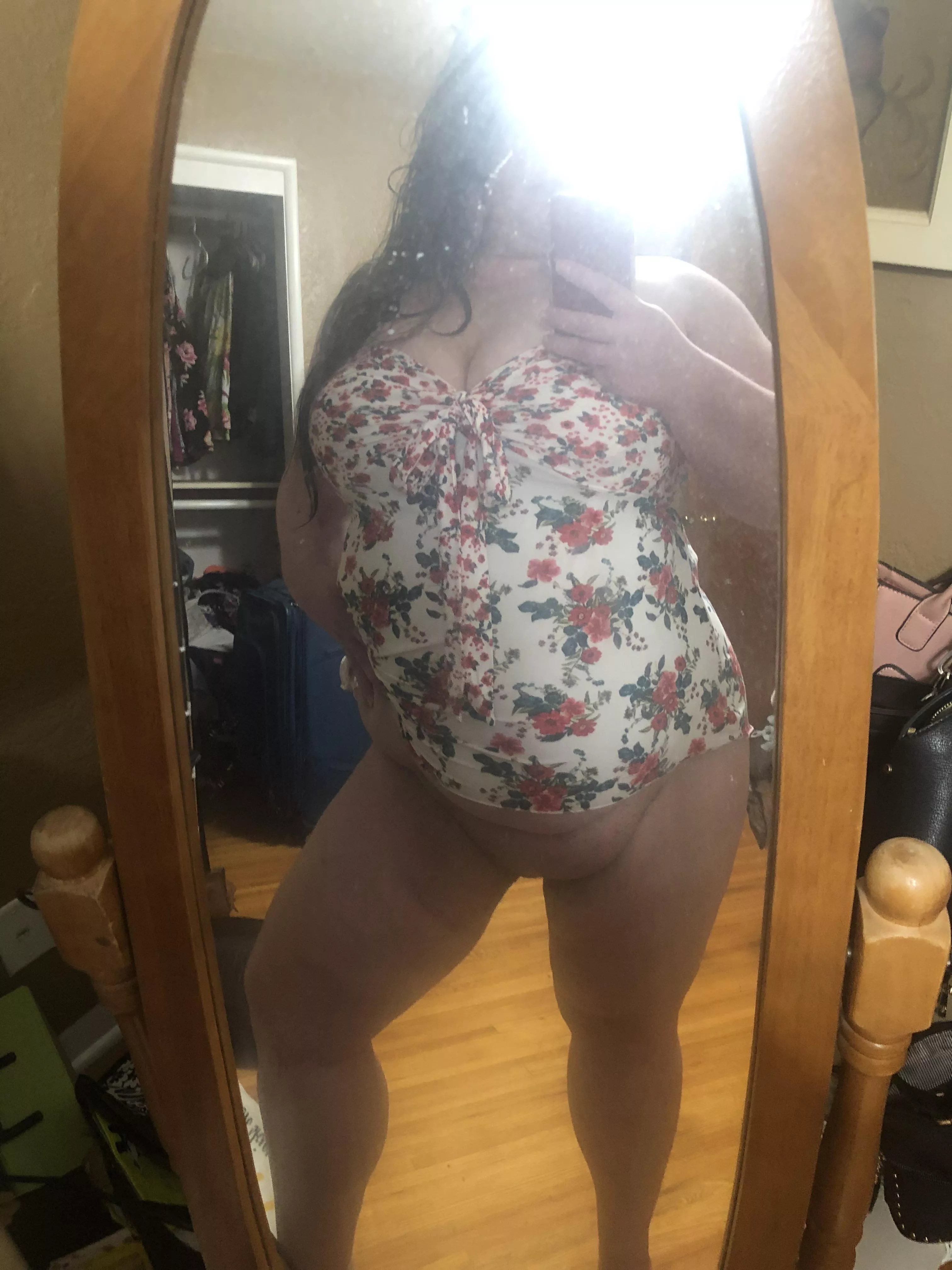 Tube top with no panties on 🤤 posted by jess031489