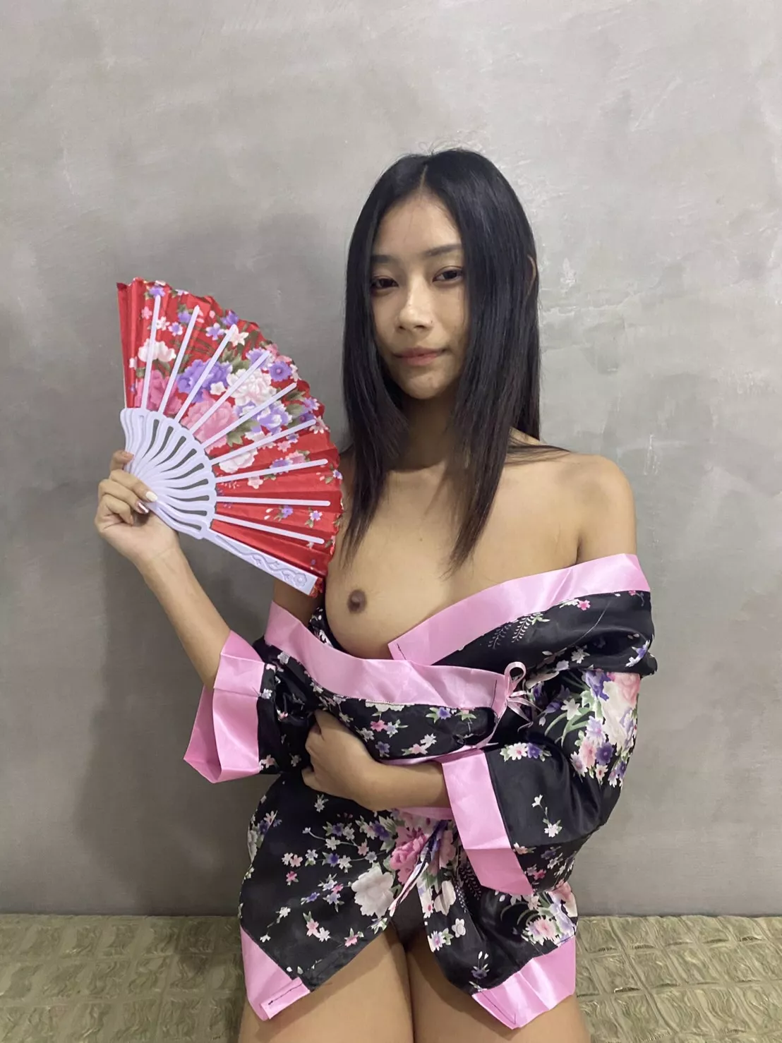 [TW] Just playing with fan cus it is hot 😂(littlepan_pan) posted by Littlepan123