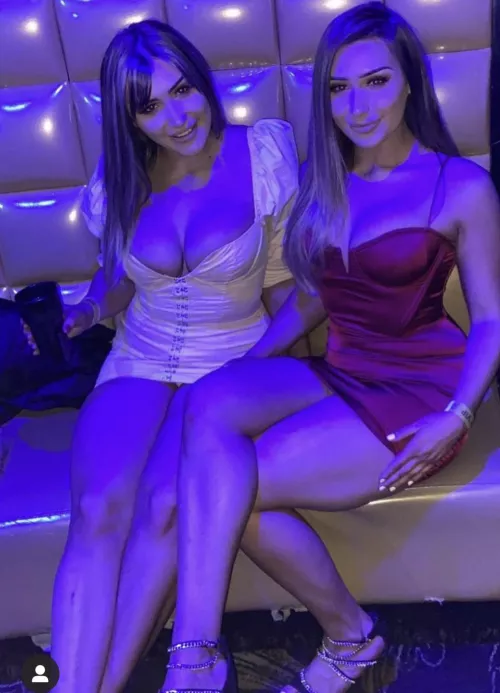 Twin sisters 🤌🏻 by VXXR97