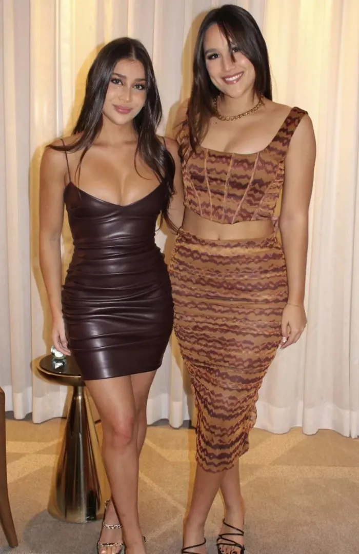 Two brunettes by round_plastic