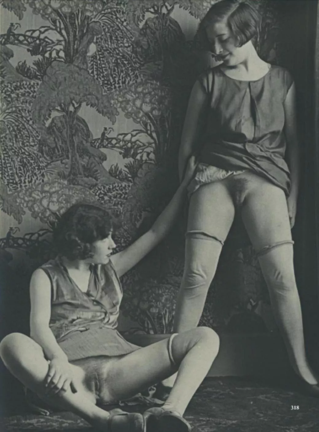 Two great girls posted by Alxbert