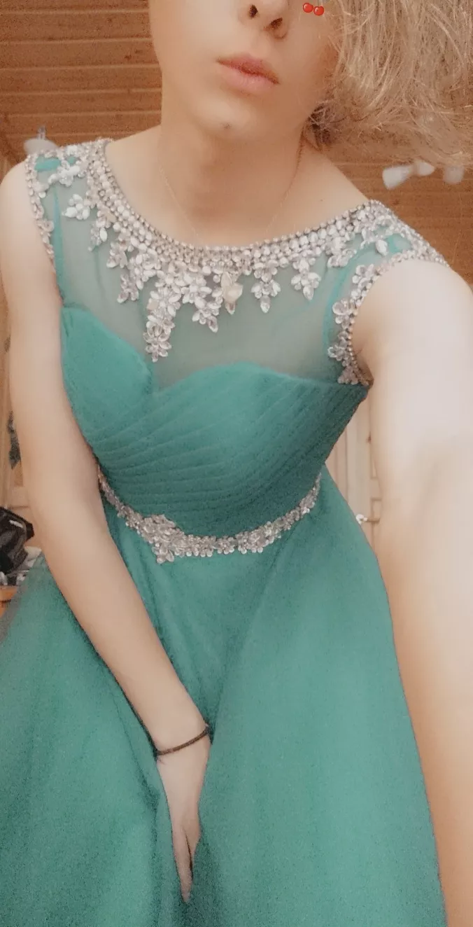 u are cute, let me give u kiss posted by Urownone