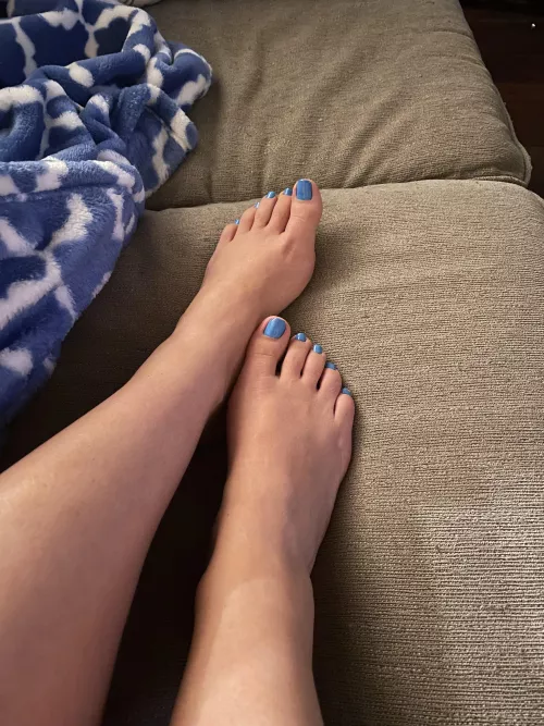 Uh oh. My feet are in your spot… by Evisfeet