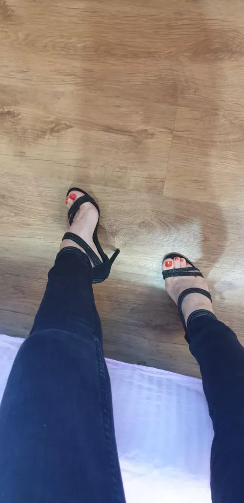 Umm hi by Cutie_babygirl