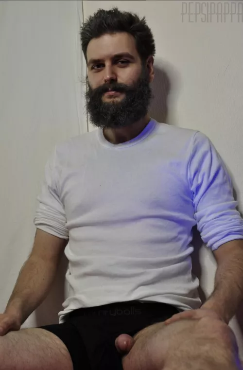Untrimmed beard and a peeker by Pepsiipappa