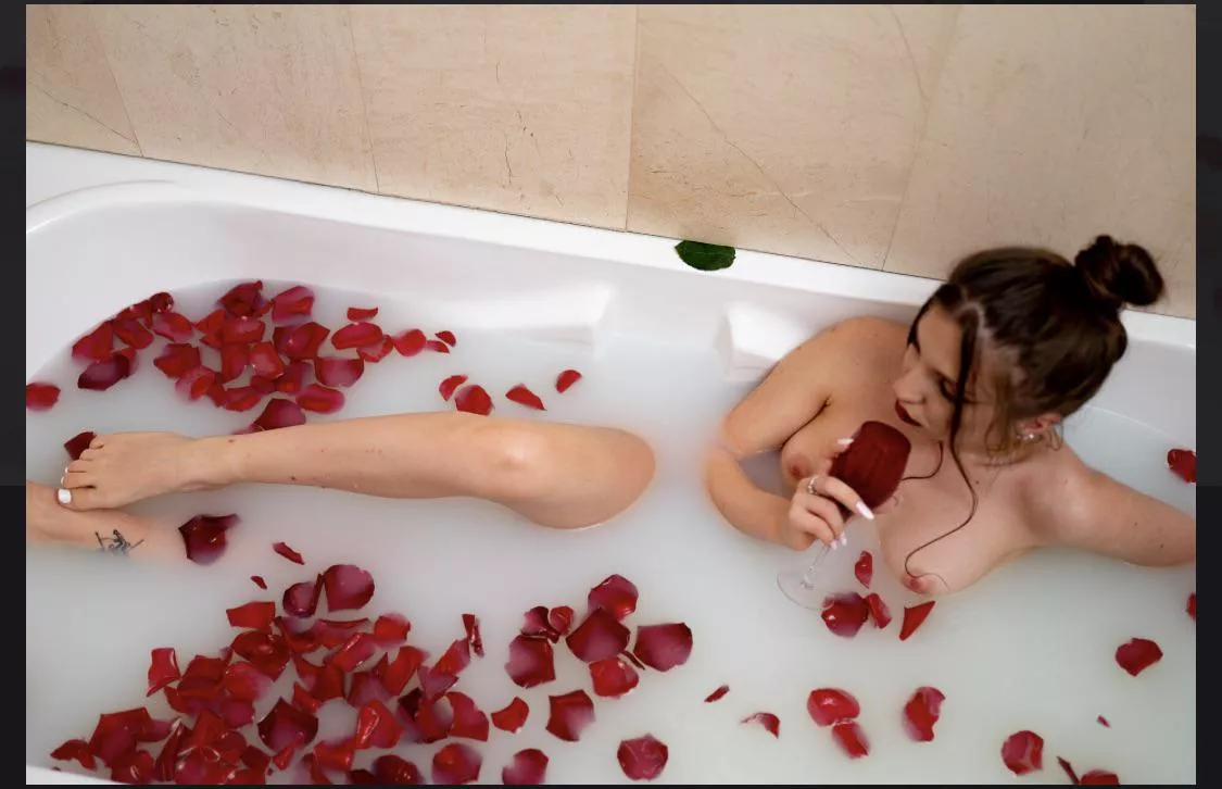 Up arrow if you’d like to have a bath together ! <3 posted by xenere