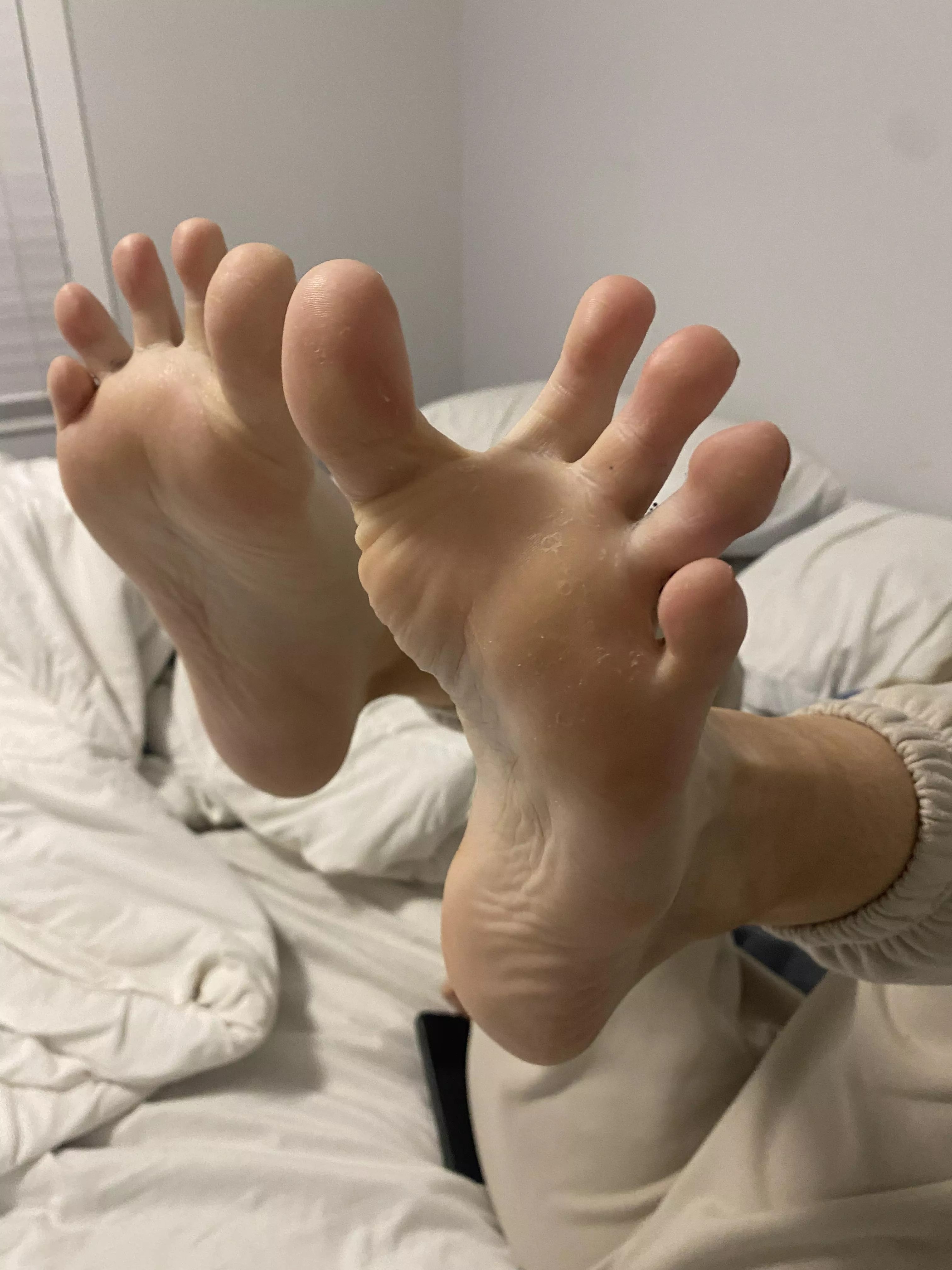 Up close and personal 😉🇨🇦💗 posted by Savscutefeet