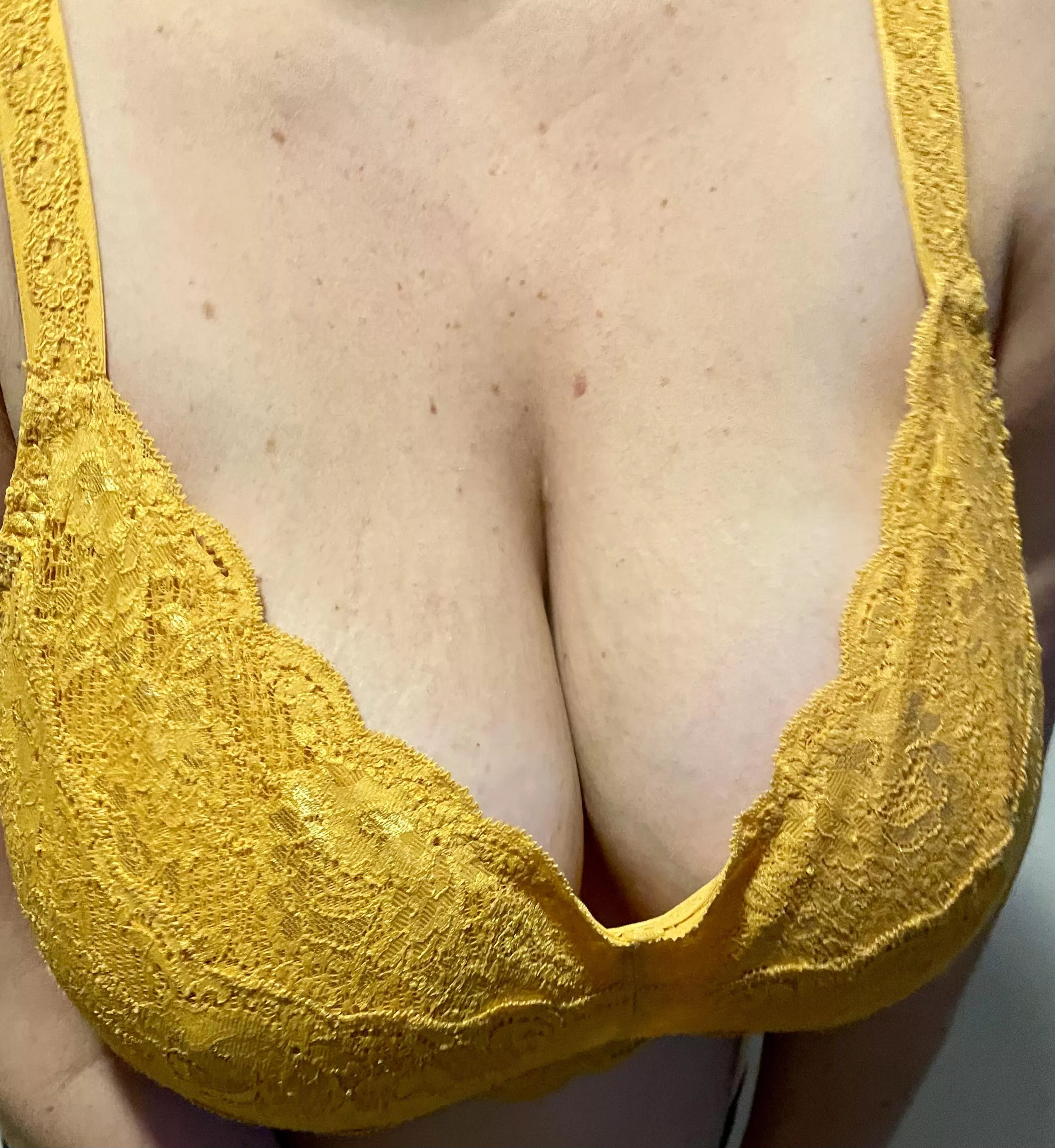 Up close and personal 🍋 posted by Milfinyellow