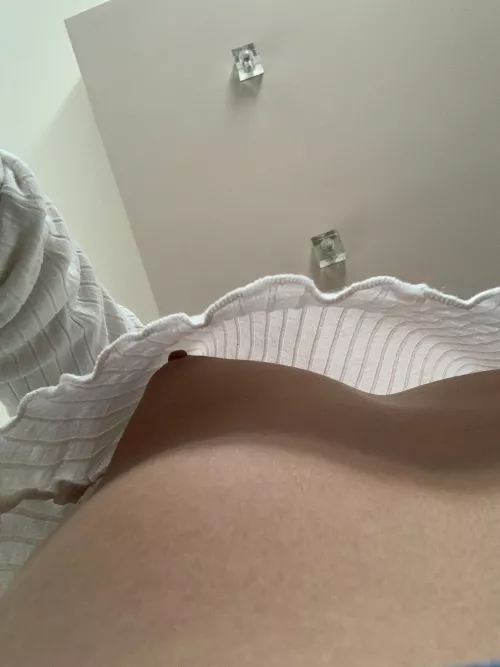 Upshirt peek 😇! by myropesbunny