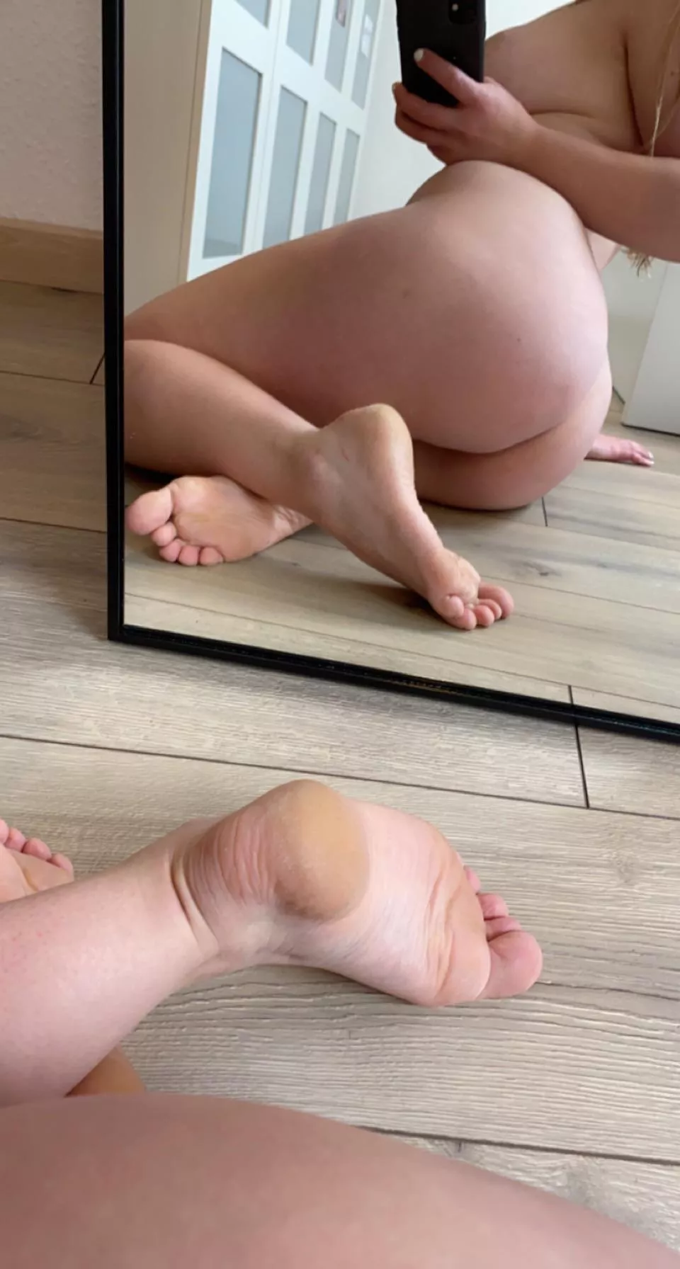 Upvote if you would like to suck my feet 👅 posted by miasofie21