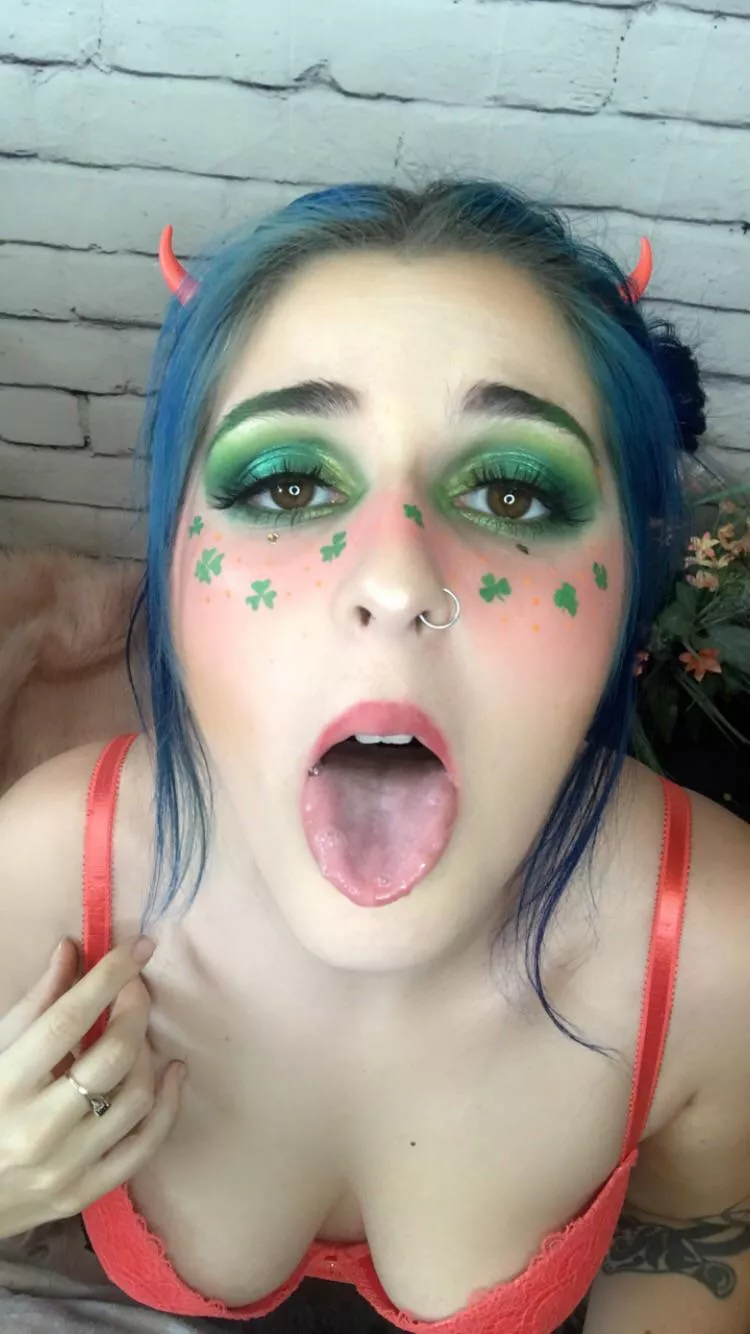 Use my holes please 🥺 posted by marlomoore069