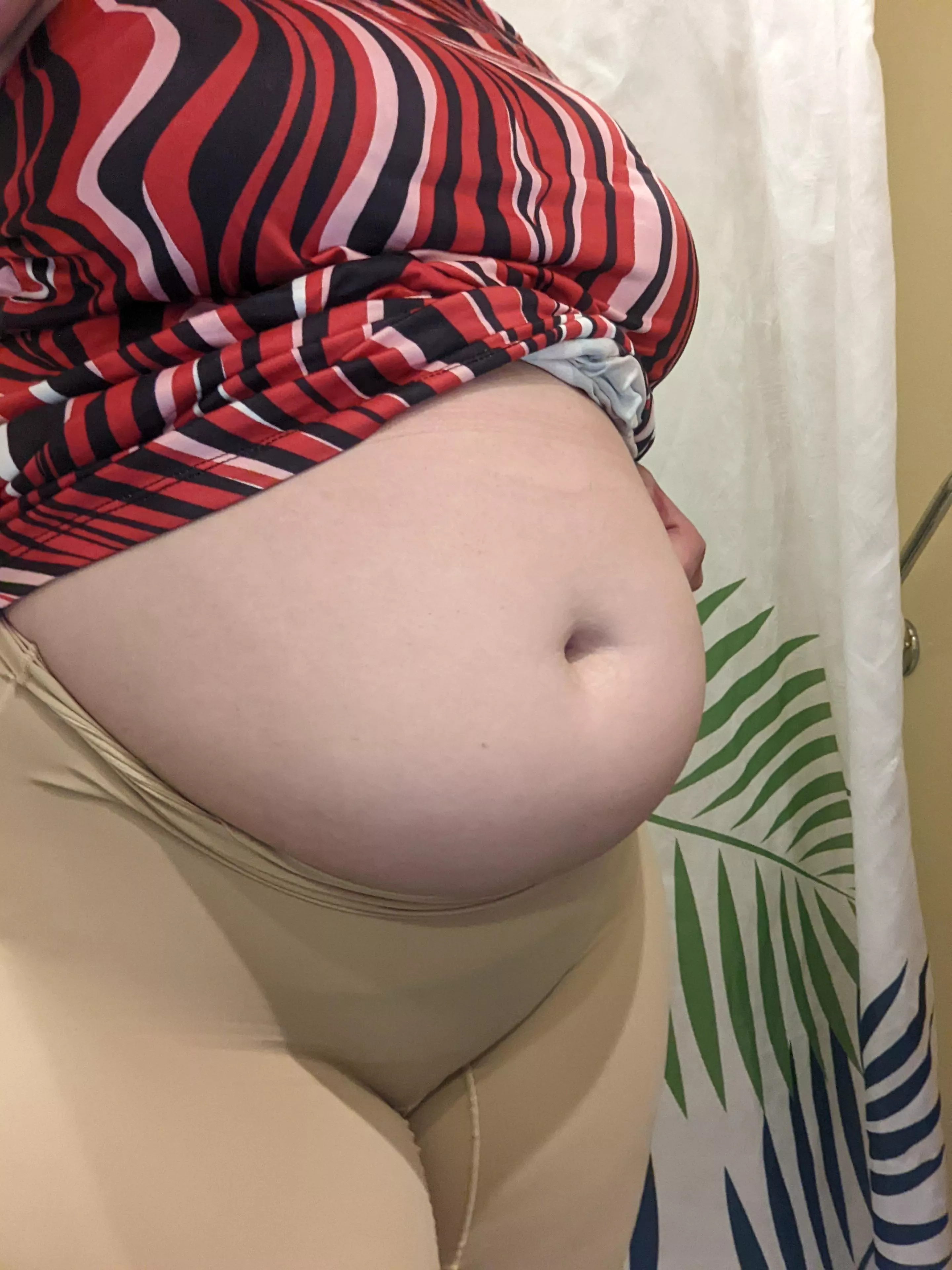 Vacation Belly: Round 1 posted by AGirlWhoLyks2Eat