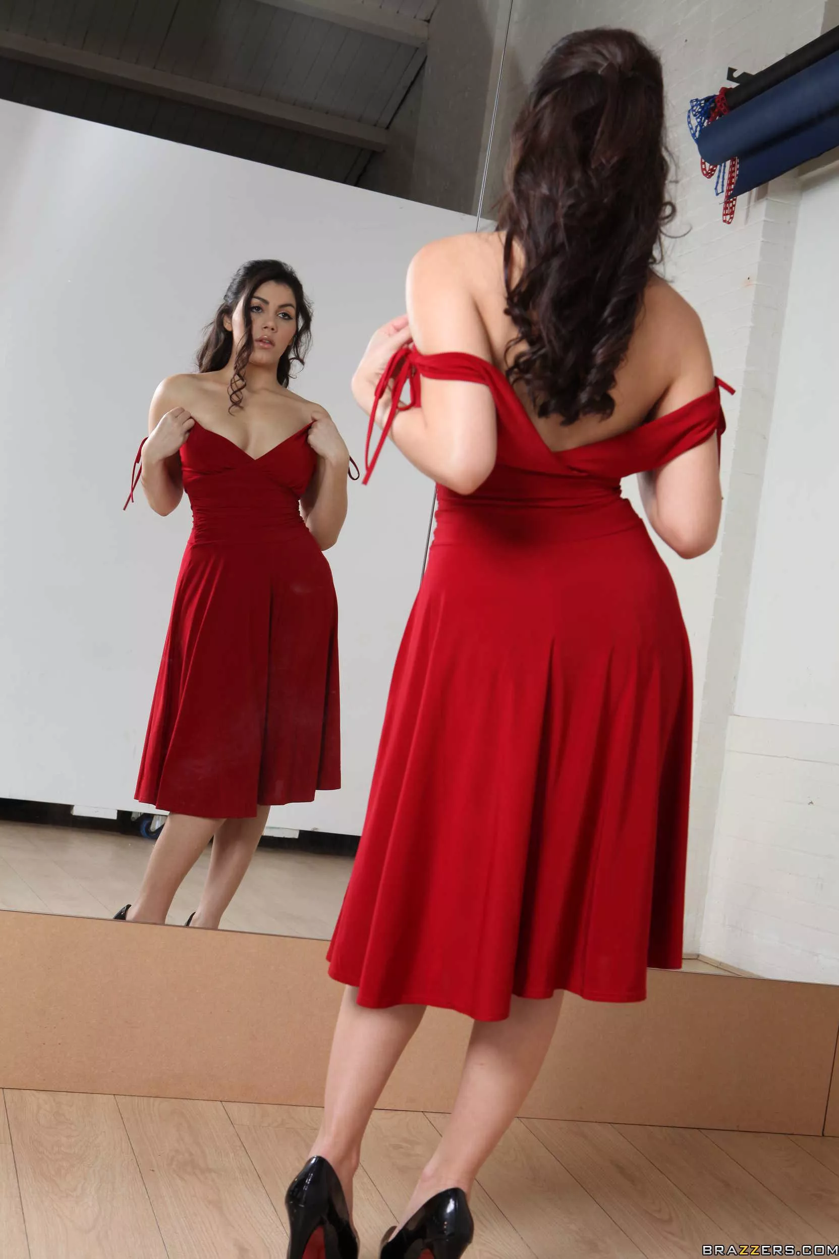 Valentina Nappi posted by poipoleone