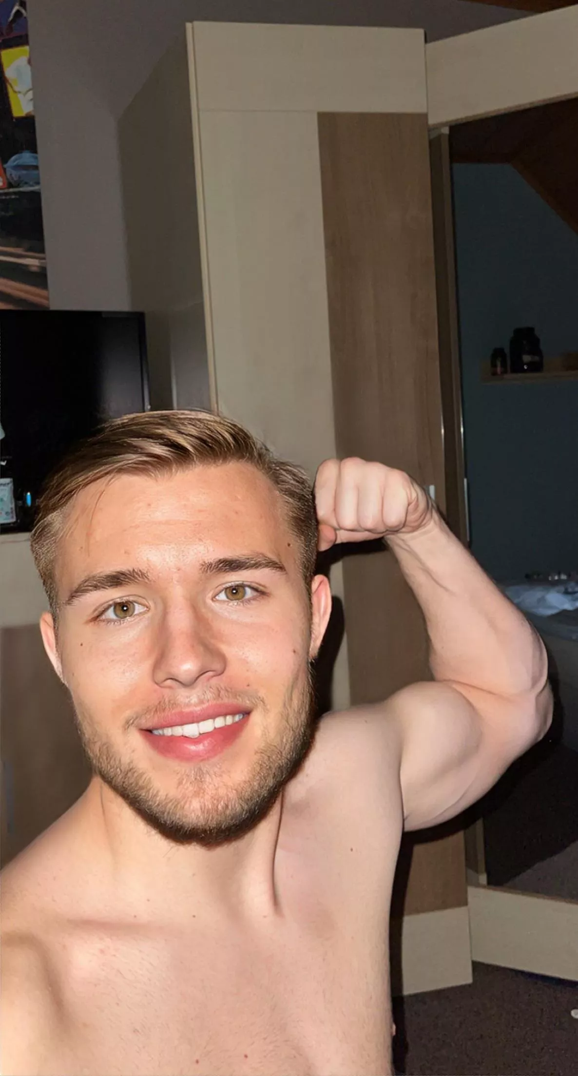 veins on bicep and forearm 💪 posted by blondboyjan