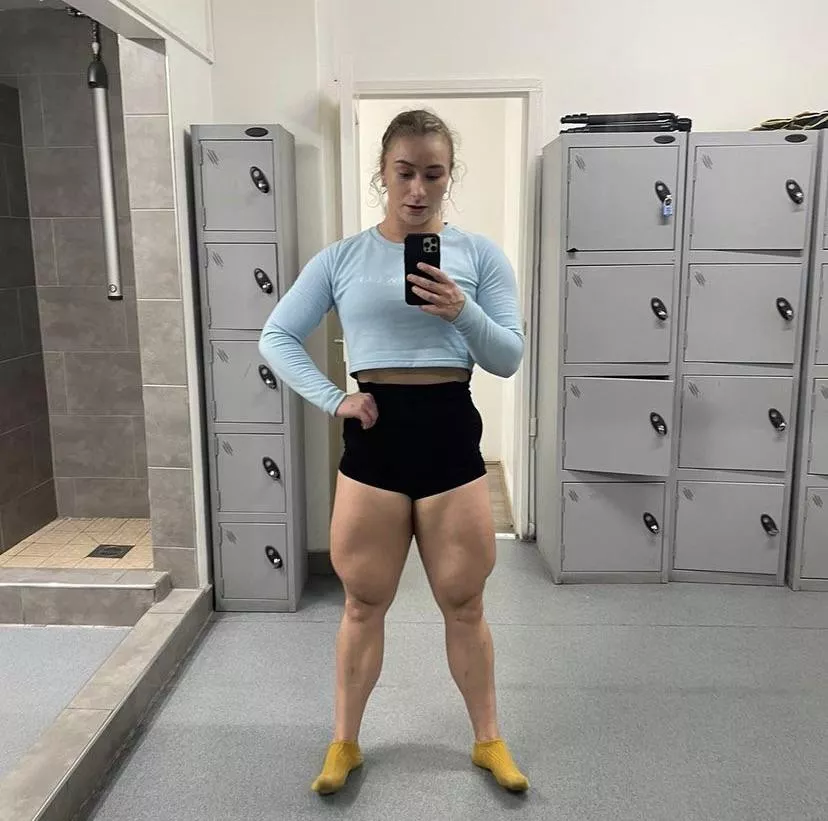 (Victoria Vzvondnaya) Quads so thick it fold over posted by jackfearson88