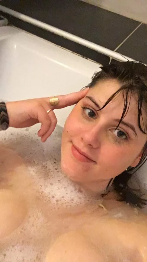 vous voulez me rejoindre dans le bain ? by Accomplished-Act5139