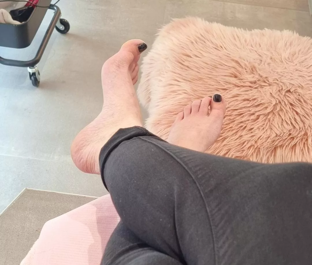 Waiting for my new pedicure... Guess what color I’m gonna make? Little tip, check my others photos. It looks like my hands nails 😜 posted by Prettyfeetof_Carla