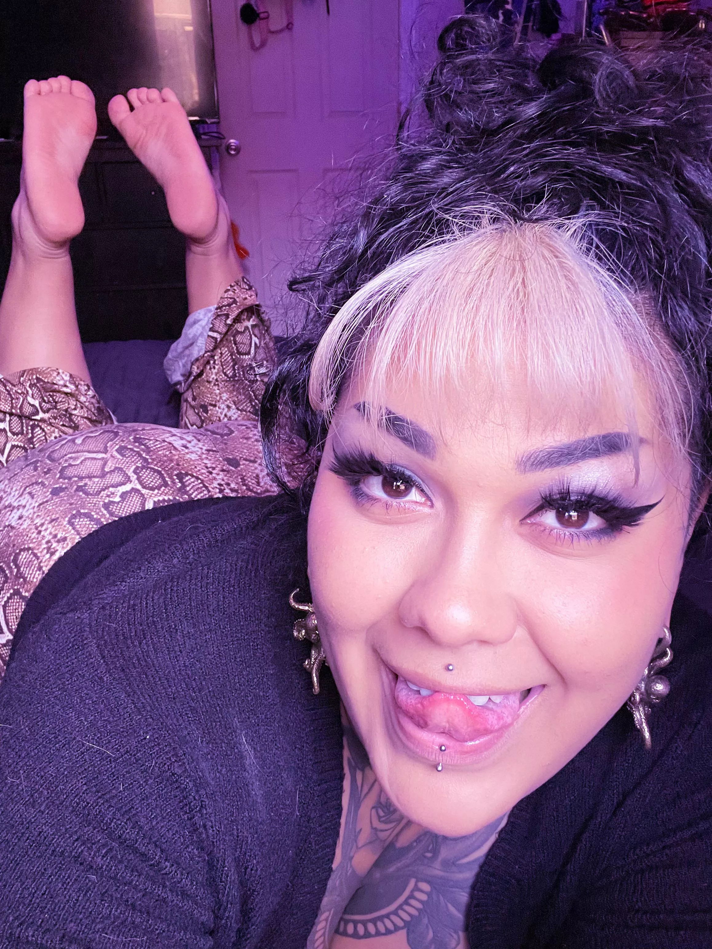 Waiting for someone to come and love on my soles(; DM me! posted by Rosietosie13