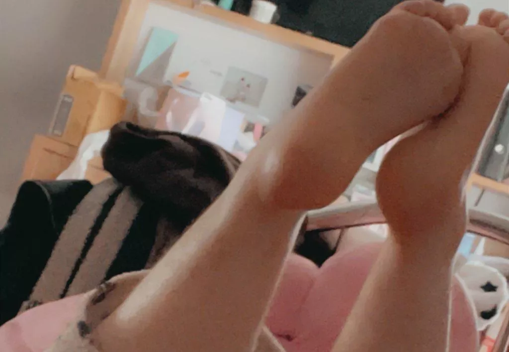 waiting for you to worship my soles posted by frwgil