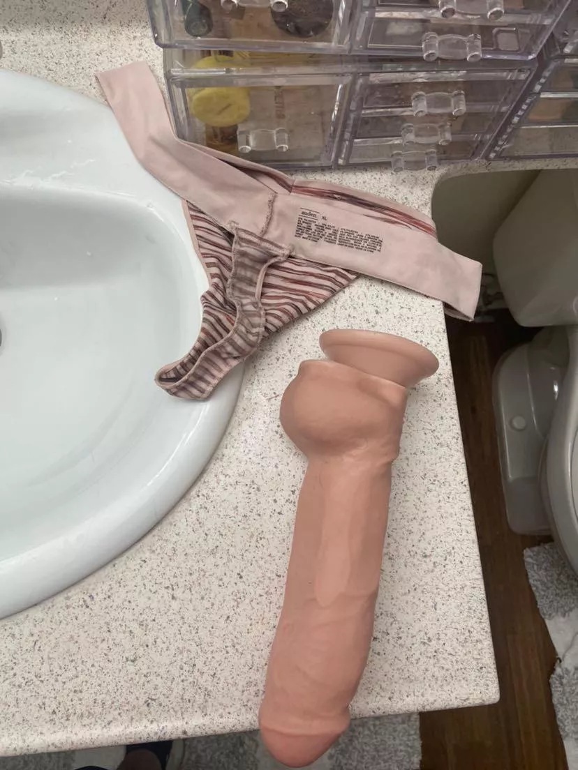 Walked into my sisters room’s bathroom and saw this 😮 posted by King_J_1003