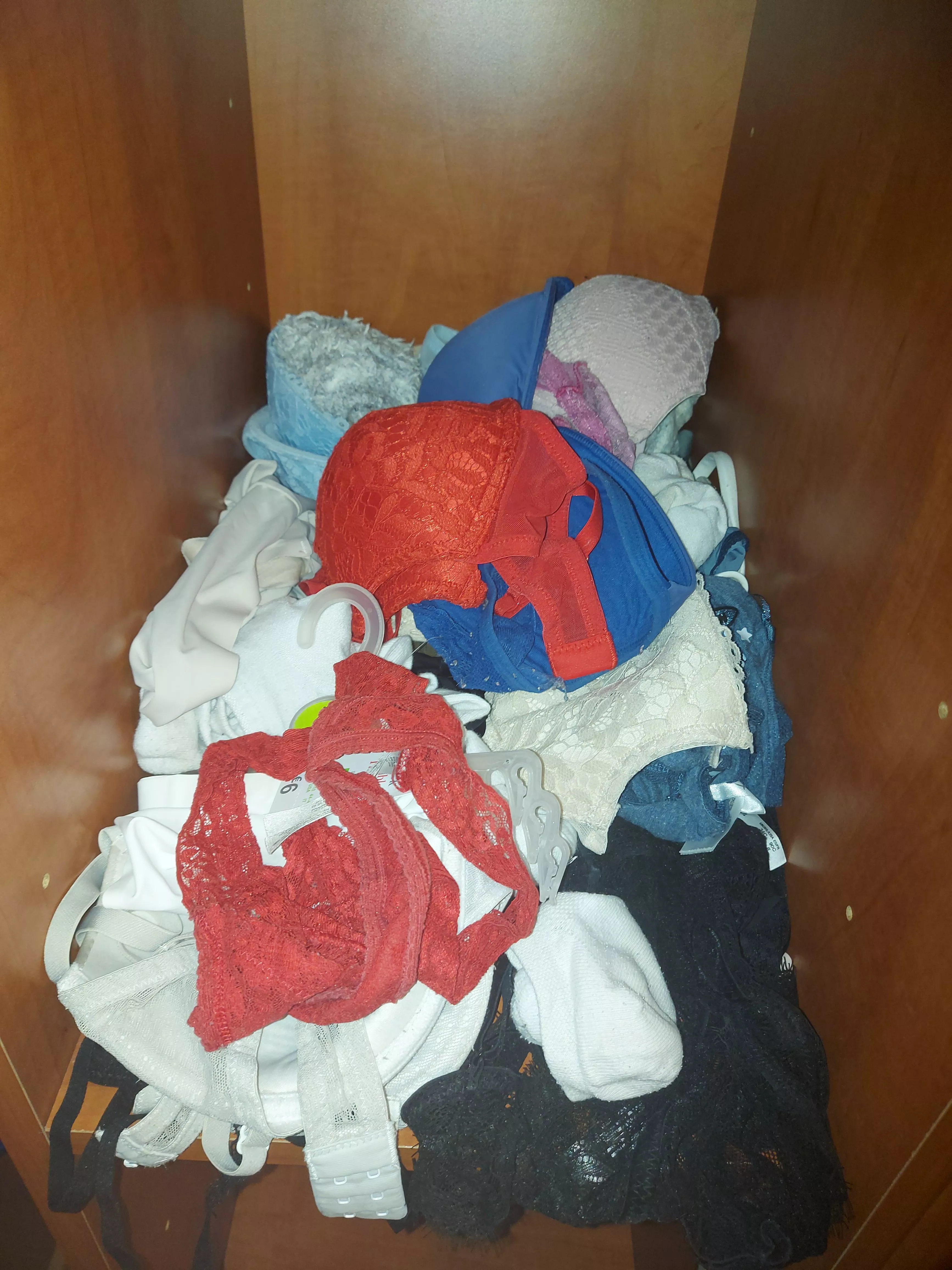 Wanking off into my sexy slut roomate's panty drawer now. Dm me if you wanna join. posted by yolodan_xxxx