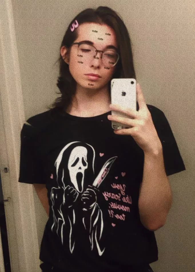 Wanna cuddle and watch a scary movie? posted by slutti-femboi